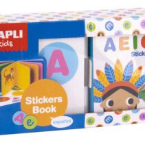 Apli Libro de Pegatinas Vocales Educativo - Tamaño 100x100x40 - 10 Paginas de Carton Rigido de 3mm - 5 Hojas de Gomets Removibles - Diseño Infantil con Ilustraciones Coloridas y Divertidas - Colorido