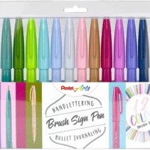 Pentel Brush Sing Pen Pack de 12 Rotuladores con Punta de Pincel - Lineas Finas o Gruesas dependiendo de la Presion - Fabricados con 81% de Plasticos Recicldos - Colores Pastel Surtidos