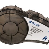 Brady M21-375-499 Cinta de Etiquetas Original Tela de Nylon - Texto Negro sobre Fondo Blanco - Ancho 9