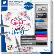 Staedtler Brush Lettering Design Journey Pack con 6 Rotuladores Pigment Art para Lettering en Colores Surtidos