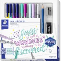 Staedtler Hand Lettering Set Design Journey Pack con 4 Rotuladores Triplus Color