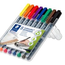 Staedtler Lumocolor 318 Pack de 8 Rotuladores Permanentes - Punta Fina Redonda - Trazo 0.6mm - Capuchon con Clip - Secado Rapido - Colores Surtidos