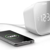 Philips Radio Reloj Despertador FM con Cargador USB - Pantalla LED con Acabado Espejo - Temporizador - Funcion de Repeticion - 11x11x7.5cm - Color Blanco