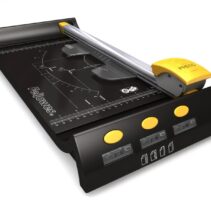 Fellowes Neutron Cizalla de Papel - Formato A4 - Cuchilla Retractil - Pinza - Guias de Corte - Capacidad de Corte hasta 10 Hojas - 8x22.5x47.5cm - Color Negro y Plateado