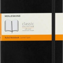 Moleskine Classic Libreta de Tapa Blanda - Papel Marfil Rayado - 70g/m2 - Apertura 180º - Esquinas Redondeadas - Marcapaginas - Bolsillo Interior Extensible - Cierre Elastico - 13x21cm - Color Negro